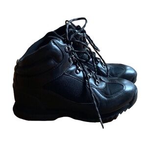 Boy’s black Timberland hiking / outdoor leather boots Size 5.5